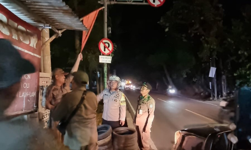 Polsek Bojongsari bersama Satpol PP Kota Depok melaksanakan kegiatan penertiban atribut ormas atau kelompok tertentu dalam rangka Operasi Brantas 2025. (Foto: Dok RUZKA INDONESIA)
