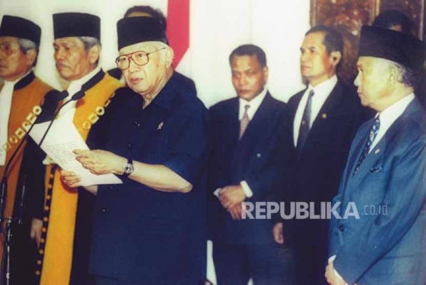 Momen Presiden Soeharto saat mengundurkan diri pada 21 Mei 1998. Foto: Antara Foto