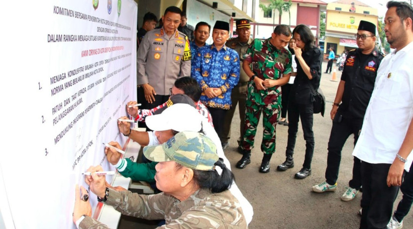 Fakta Integritas ormas di Kota Depok yang disaksikan Kaporestro Depok, Kombes Pol Abdul Waras dan Wali Kota Depok, Supian Suri di Mapolrestro Depok, Selasa (20/05/2025). (Foto: Dok Polrestro Depok)