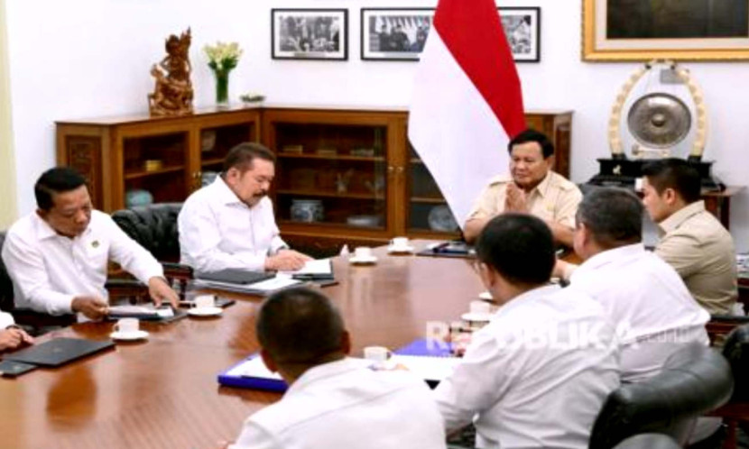 Presiden Prabowo Subianto bertemu Jaksa Agung ST Burhanuddin, dan seluruh jaksa agung muda di Istana Kepresidenan Jakarta, Senin (13/1/2025). (Foto: Biro Pers Setpres/Muchlis Jr)
