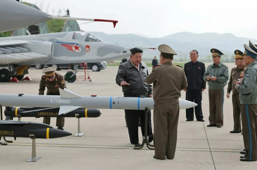 Pemimpin Tertinggi Korut, Kim Jong-un dengan rudal baru. Sumber: KCNA