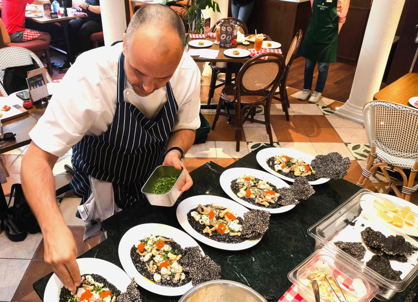 Chef Tommaso Gonfiantoni menyajikan Black Ink Risotto. Dadang Kurnia/ Sekitarsurabaya.com