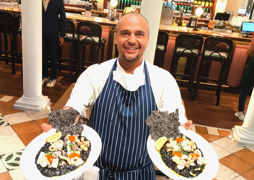 Chef Tommaso Gonfiantoni menunjukkan Black Ink Risotto. Dadang Kurnia/ Sekitarsurabaya.com