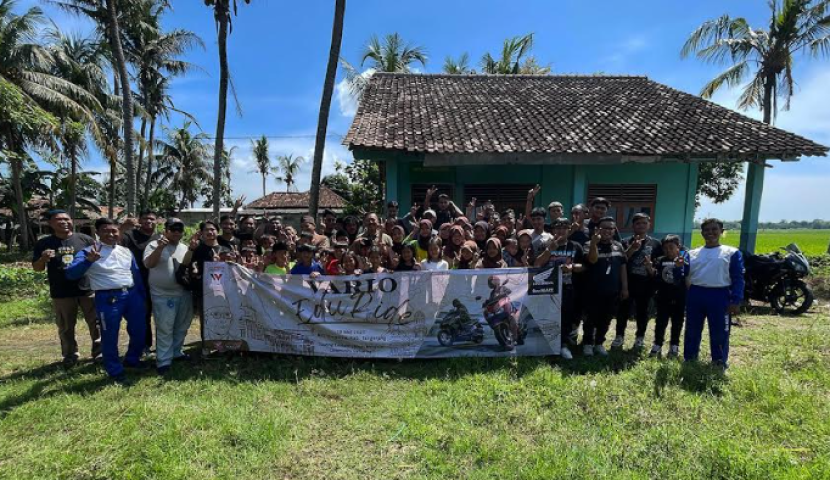 Anggota VIORI berpose bersama siswa MIS Elmadia. dok Wahana