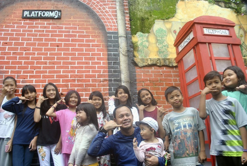 Bima Arya saat menjabat Wali Kota Bogor meresmikan Kampung Tematik Jendela Dunia di Gang Kepatihan, Kelurahan Kebon Kelapa, dengan latar bangunan khas di Inggris. (FOTO: REPUBLIKA/ Antara)