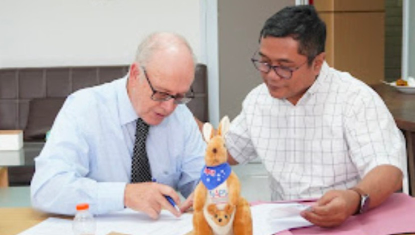 Universitas dari Sydney Prof Eugene Clark (kiri) menandatangani MoU dengan Wakil Rektor I Universitas UMMI Bogor, Dr. Ir. Rahmat Mulyana, MM (kanan). (Foto: Dok UMMI)