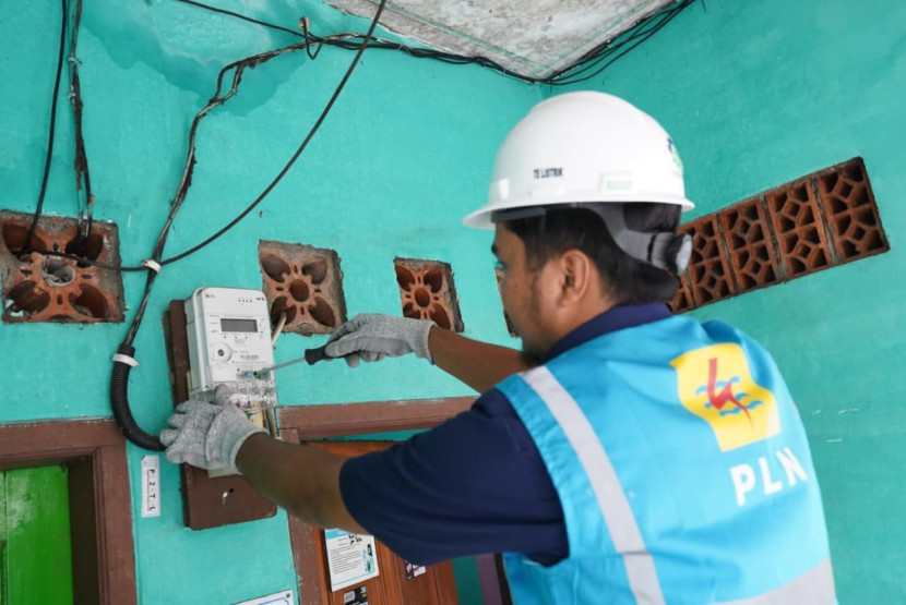 Ilustrasi petugas PLN mengerjakan peningkatan daya di salah satu pelanggan di Jakarta. (Foto: Dok Ruzka Indonesia/PLN)