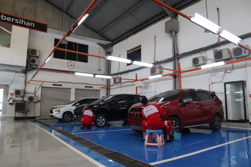 Proses Pengecekan bodi dan cat (Doc. Mitsubishi).