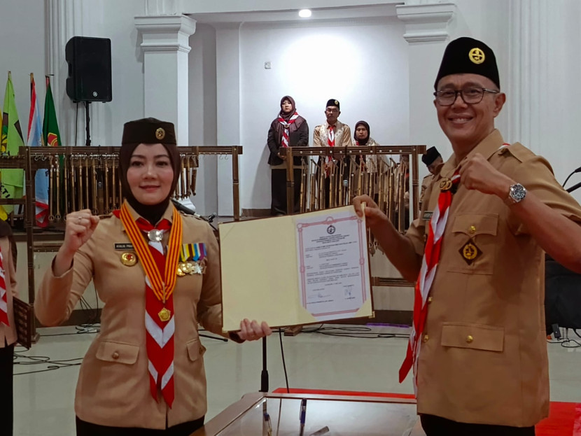 Ketua Kwarda Pramuka Jabar Atalia Praratya melantik Ketua Mabicab Pramuka Kota Sukabumi, Rabu (21/5/2025).