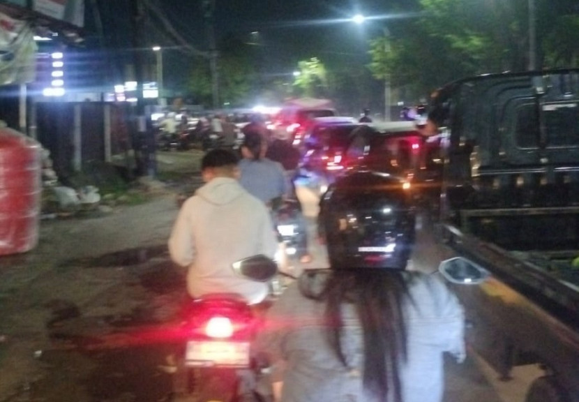 Antrean mengular sampai malam hari, sekdar untuk mendapat BBM.