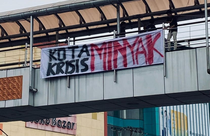 Sejumlah aktivis memasang spanduk sarkas di JPO Balikpapan. (AKM)