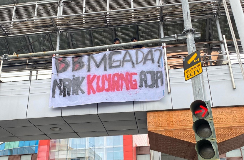 Spanduk sarkas AKM yang menggelitik. (AKM)