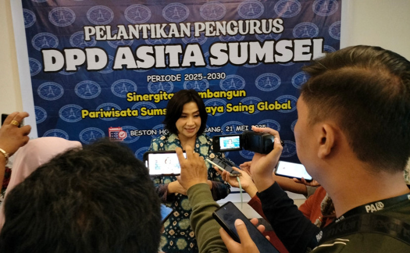 Ketua ASIA Sumsel Feby Yoland memberikan keterangan pers usai pelantikan. (FOTO: Maspril Aries)