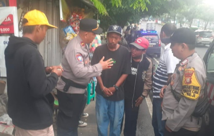 Polsek Beji amankan juru parkir dan Pak Ogah. (Foto: Dok Polsek Beji)