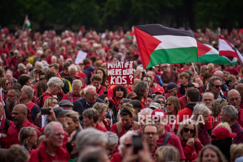 Ratusan ribu orang berunjuk rasa di Den Haag, mendesak pemerintah Belanda mengambil tindakan terhadap Israel.