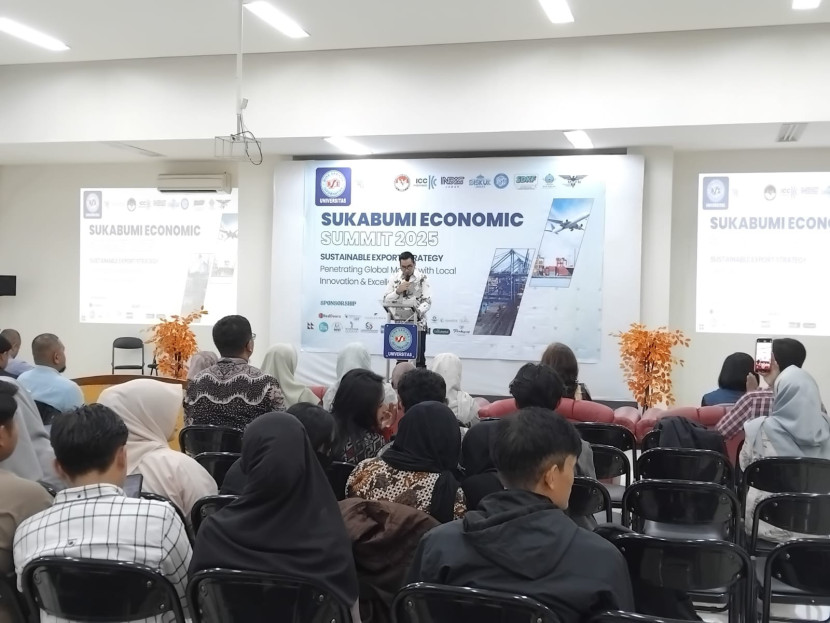 Seminar Sukabumi Economic Summit 2025 Sustainable Export Strategy Penetrating Global Market With Local Innovation & Excellence di Aula Utama Universitas Bina Sarana Informatika Sukabumi, Kamis (22/5/2025).