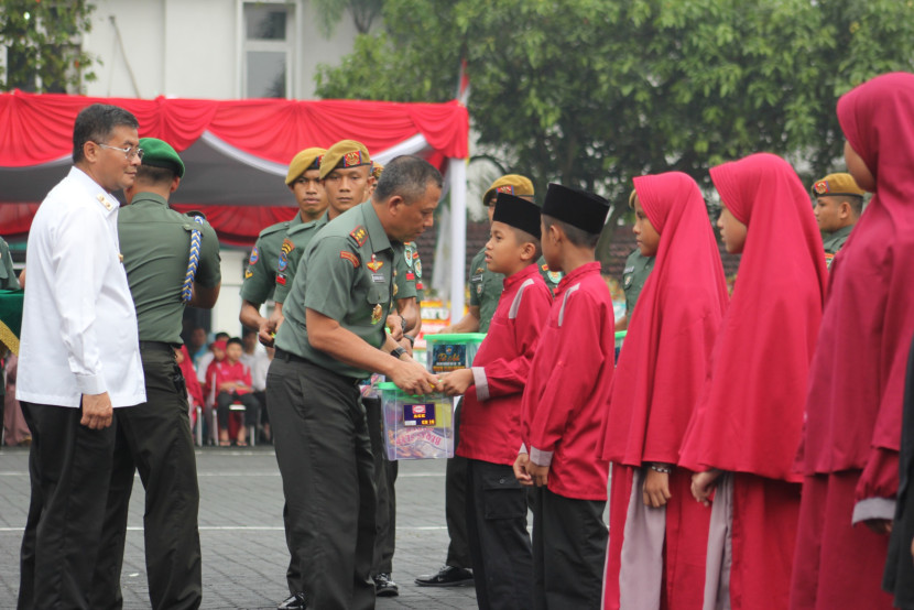 Bersama Wakil Gubernur Jabar Erwan Setiawan, Pangdam III/Siliwangi Mayjen TNI Dadang Arif Abdurahman memberikan santunan dan bikingkisan kepada anak-anak yatim piatu saat peringatan Hari Ulang Tahun (HUT) ke-79 Kodam III/Siliwangi di Lapangan Upacara Makodam III/Siliwangi, Kota Bandung, Rabu (21/5/2025). Foto: Pendam Siliwangi