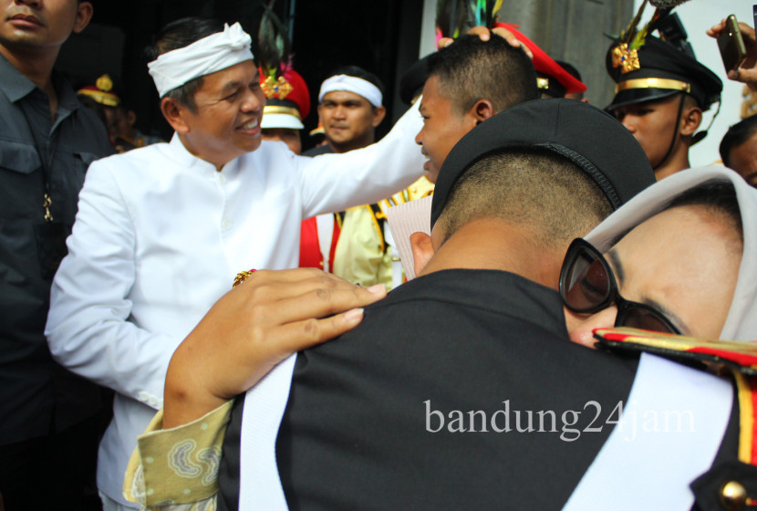 Orang tua siswa memluk anaknya usai mengikuti upacara Hari Kebangkitan Nasional yang diikuti oleh peserta pendidikan karakter bela negara, di Gedung Sate, Kota Bandung, Selasa (22/5/2025). Foto; Edi Yusuf