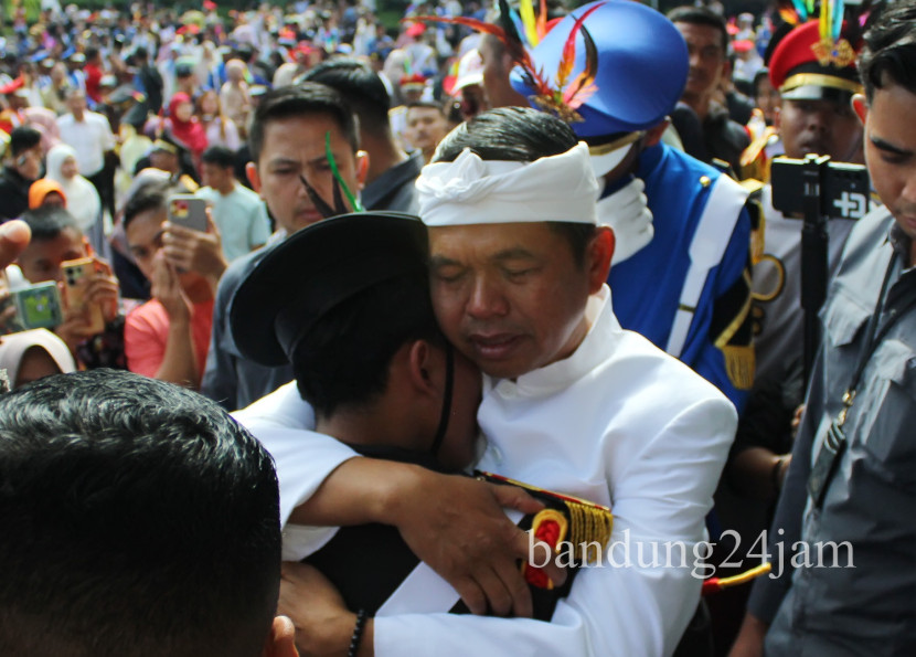Gubernur Jawa Barat Dedi Mulyadi memeluk peserta didik yang yatim piatu usai upacara Hari Kebangkitan Nasional yang diikuti oleh peserta pendidikan karakter bela negara, di Gedung Sate, Kota Bandung, Selasa (22/5/2025). Foto; Edi Yusuf