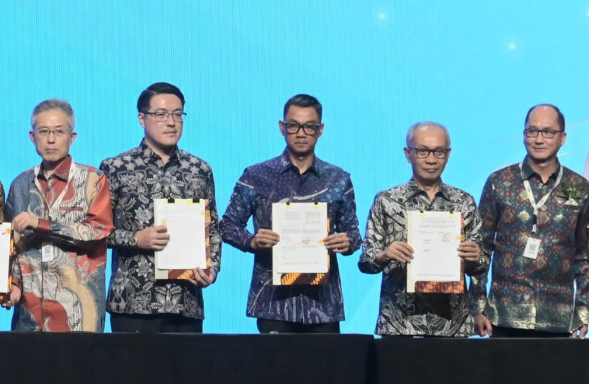 Direktur Utama PLN, Darmawan Prasodjo (tengah) ketika menandatangani Memorandum of Agreement (MoA) bersama Kontraktor Masela PSC - (INPEX Masela Ltd., PT Pertamina Hulu Energi Masela, dan Petronas Masela Sdn. Bhd) dalam rencana pemanfaatan Liquid Natural Gas (LNG) dari proyek Abadi LNG dalam agenda The 49th IPA Convention & Exhibition di ICE BSD, Tangerang pada Rabu (21/5/2025). (Foto: PLN)