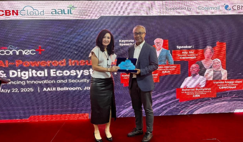 Penyerahan plakat kerja sama dari Vice President Business Solutions CBNCloud, Natalia Dwi Arientowati, kepada Direktur Eksekutif AAUI, Cipto Hartono (kanan), di Jakarta, Kamis (22/5/2025). (Foto: Istimewa)