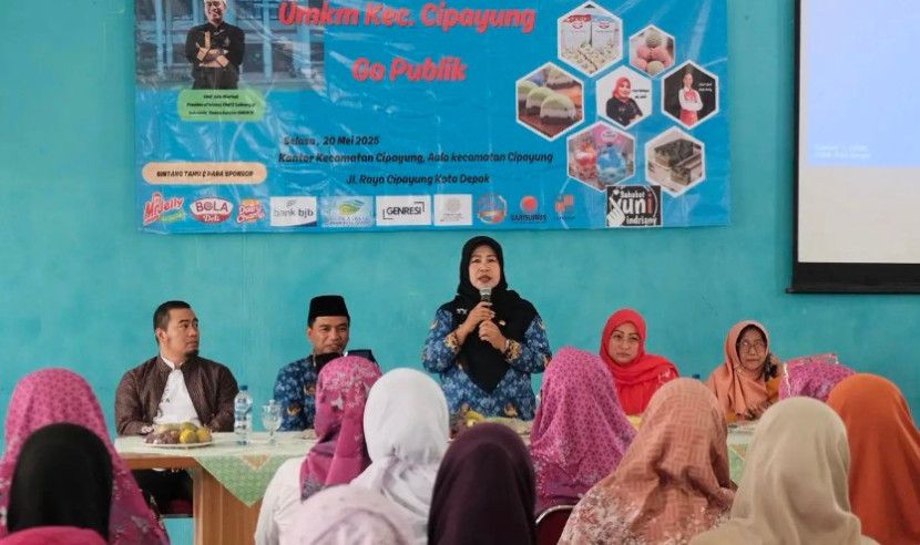 Pj Sekda Kota Depok, Nina Suzana sedang menyampaikan dukungan Pemkot Depok untuk UMKM Cipayung jangkau pasar yang lebih luas. (Foto: Dok RUZKA INDONESIA)