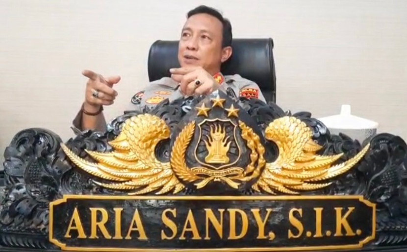 Kabid Humas Polda Bali, Kombes Pol Aria Sandy saat di konfirmasi dalam kasus The Umalas Signature di kantornya di Mapolda Bali, Kamis (22/05/2025). (Foto: Dok RUZKA INDONESIA)