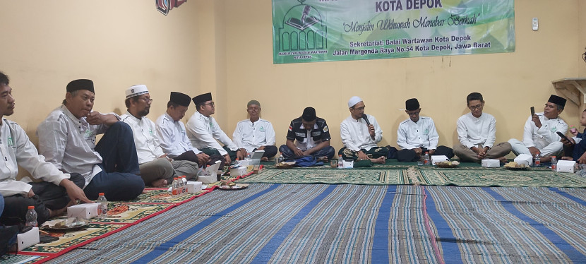 Ustadz Syahruddin menyampaikan tausiyah.