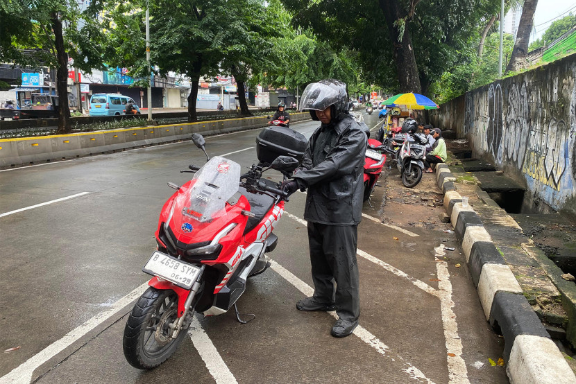 Kondisi Hujan Tantangan Bagi Pengendara Sepeda Motor (Doc. PT Wahana Makmur Sejati).