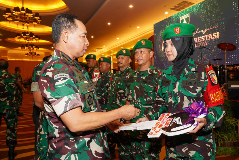 Panglima TNI Jenderal Agus Subiyanto memberi apresiasi Babinsa. Sumber: Puspen TNI