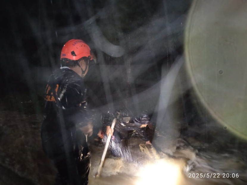 Petugas BPBD Kota Sukabumi tengah melakukan penanganan banjir, Kamis (22/5/2025) malam.