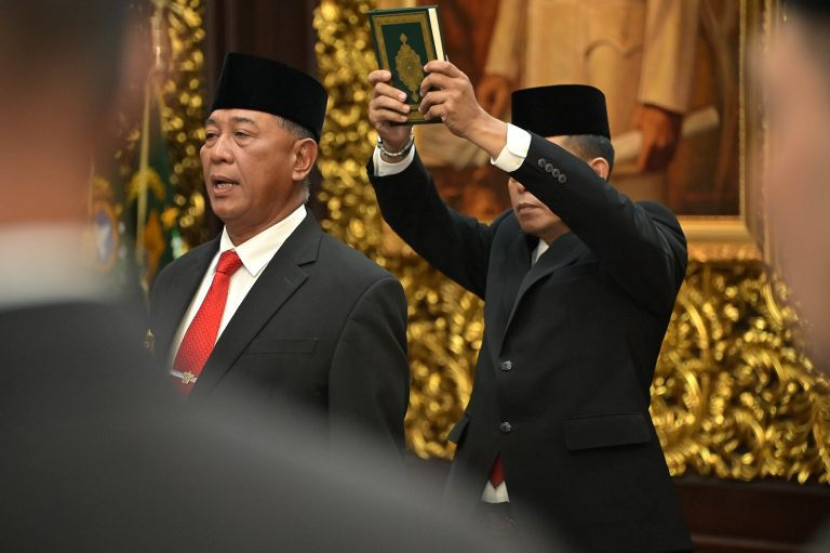 Wamenhan Donny Ermawan Taufanto melantik Letjen Anton sebagai rektor Unhan. Sumber: Kemenhan