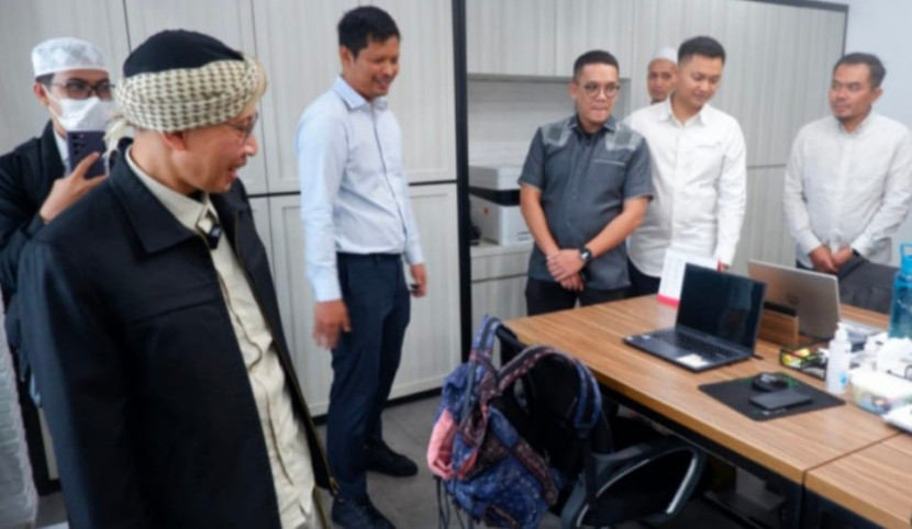 Pemimpin Lembaga Pengembangan Dakwah (LPD) Al Bahjah, Buya Yahya (paling kiri) saat berkunjung ke kantor PT. Tambang Meranti Mulia Sejahter (TMMS) disambut oleh Presiden Komisaris TMMS, Wimba Prambada (ketiga dari kiri) dan CEO TMMS, Herryan Syahputra (keempat dari kiri). (Foto: Dok RUZKA INDONESIA)