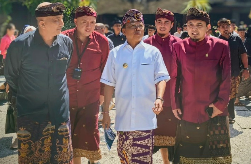 Gubernur Bali, Wayan Koster (tengah) bersama Direktur PLN Icon Plus, Ari Rahmat Indra Cahyadi (kiri). (Foto: Dok PLN Icon Plus)