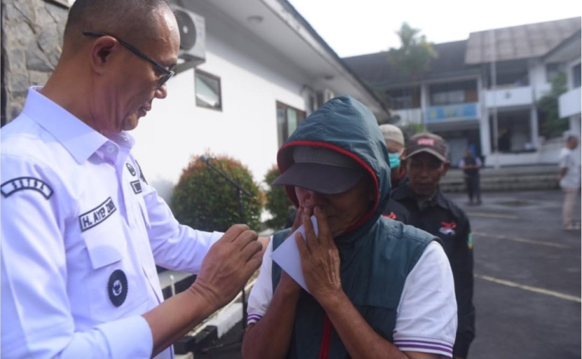 Penyerahan bantuan kepada tukang becak dan kusir delman di Balai Kota Sukabumi, Jumat (23/5/2025).