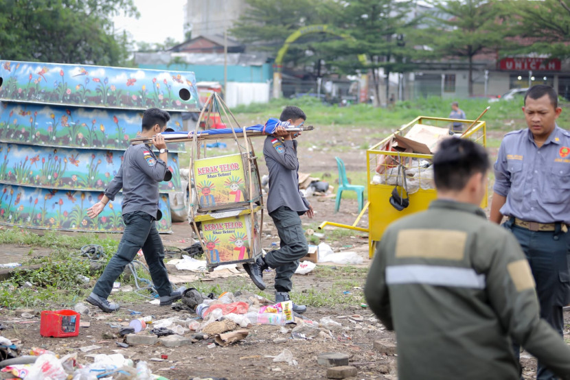 Petugas menertibkan taman hiburan di Lahan Palaguna, Kota Bandung, Kamis (22/5/2025).