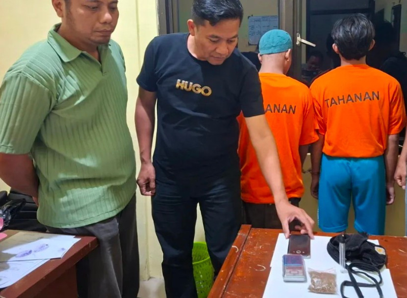 Dua pelaku pembuat dan pengedar narkoba jenis Sinte diciduk aparat kepolisian Polsek Tajurhalang. (Foto: Dok Polsek Tajurhalang)