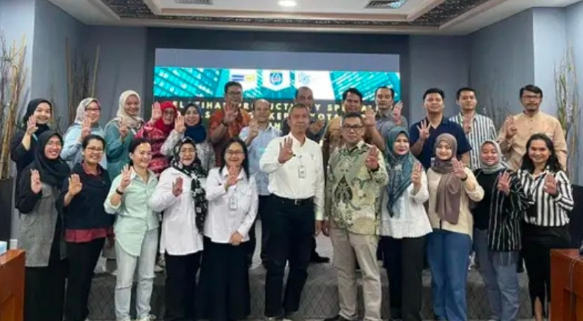 Kepala Disnaker Kota Depok, Sidik Mulyono (tengah) bersama 20 orang pelaku usaha usai pelatihan Productivity Specialist. (Foto: Dok Diskominfo Kota Depok)