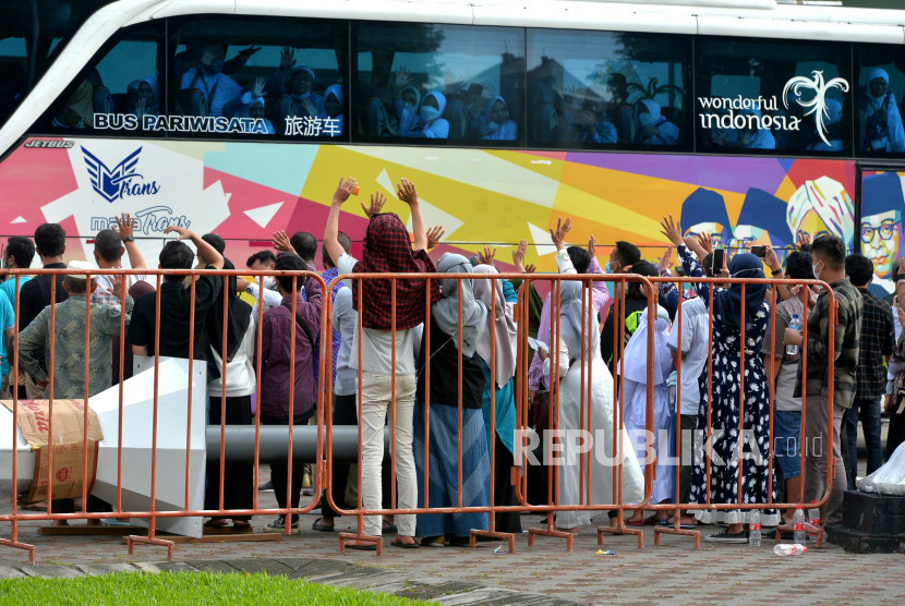 Ilustrasi keluarga melepas jamaah calon haji. Foto: Republika/Wihdan Hidayat