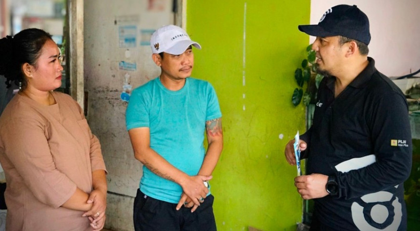 Direktur Utama PLN Icon Plus, Ari Rahmat Indra Cahyadi (kiri) cek jaringan Internet di Pulau Long, Belitung Timur. (Foto: Dok PLN Icon Plus)
