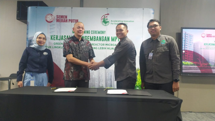 Pendatanganan pengembangan MP TREE (Merah Putih Tree) pohon cair berteknologi Fotobioreaktor Mikroalga Semen Merah Putih dan PT Algae Park Indonesia di Jakarta, Jumat (23/5/2025). (Foto: YBP/RI)