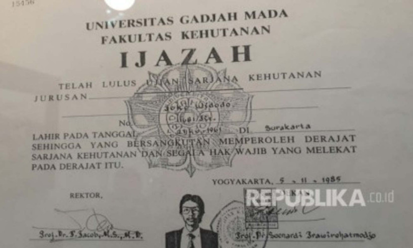 Foto kopi ijazah Presiden Joko Widodo yang dipajang di Graha Inovasi Mahasiswa Fakultas Kehutanan UGM, Sleman, DIY, Selasa (19/12). (Foto: Republika/Wahyu Suryana)