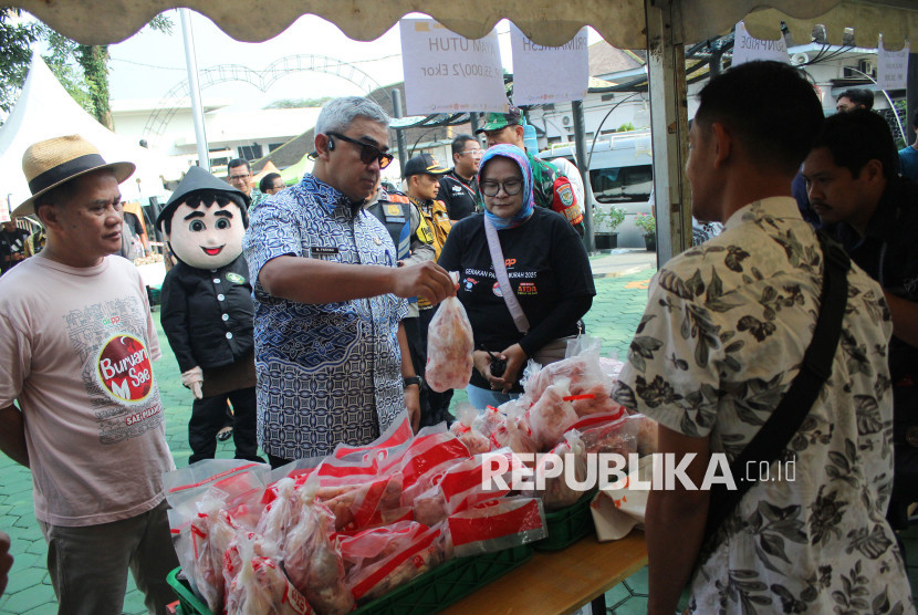 Wali Kota Bandung Muhammad Farhan Meninjau Gerakan Pangan Murah (GPM) di Kantor DKPP Kota Bandung, Jumat (23/5/2025). Foto Edi Yusuf
