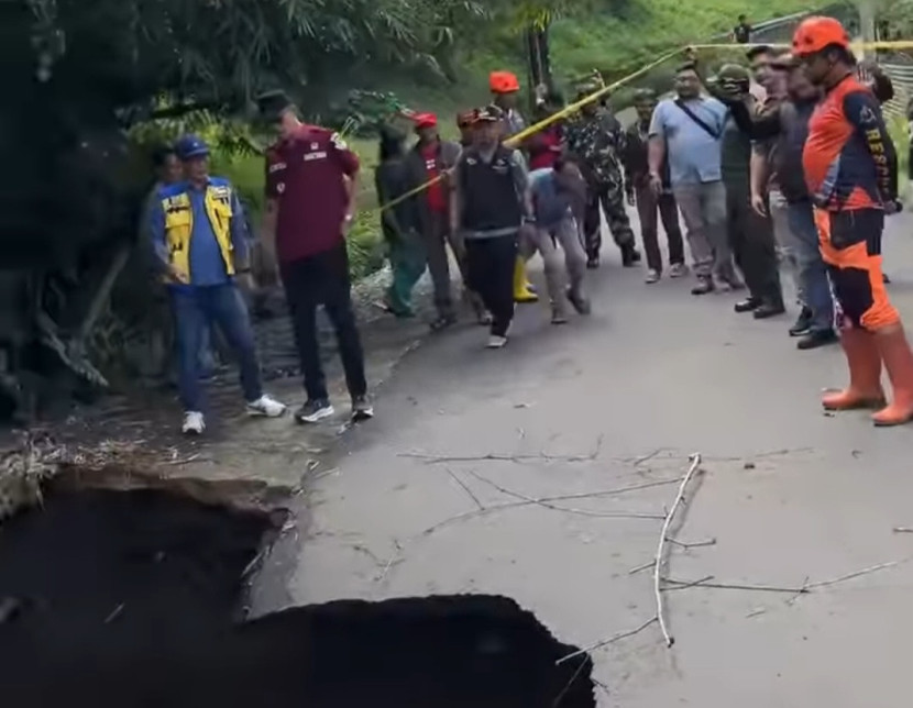 Wali Kota Sukabumi Ayep Zaki meninjau jalan amblas di Kopeng, Sabtu (24/5/2025).