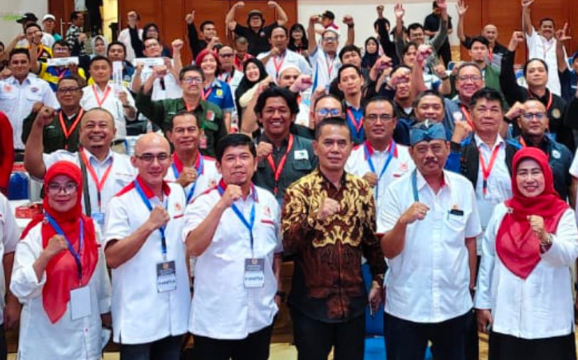 Herry Suprianto (tengah batik) kali kedua kembali terpilih jadi Ketua KONI Kota Depok untuk periode 2025-2029. (Foto: Dok RUZKA INDONESIA)