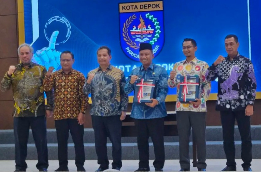 Wali Kota Depok, Supian Suri (tengah) saat menerima WTP dari BPK Jabar. (Foto: Dok Diskominfo Kota Depok)