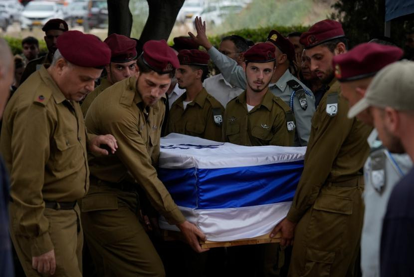 Tentara Israel membawa peti Sersan Satu Nazar Itkin, yang terbunuh di operasi darat.