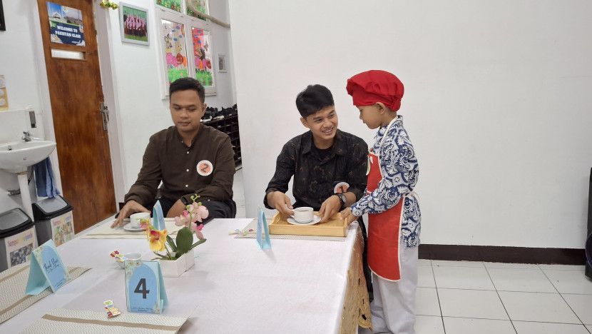 Siswa TK belajar menyajikan minuman pada orang tua