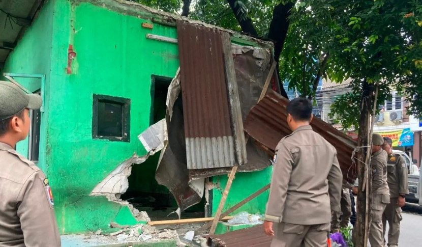 Polrestro Depok, Kodim 0508/Depok, dan Satpol PP Kota Depol kembali melakukan penertiban terhadap sejumlah bangunan posko ormas. (Foto: Dok Diskominfo Kota Depok)