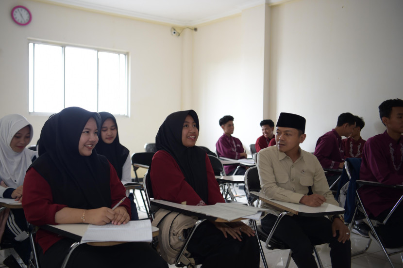 Wamendikdasmen Fajar Riza Ul Haq berkunjung ke SMK Syamsul Ulum Sukabumi, Jawa Barat, Jumat (23/05/2025). Foto : dok kampusiana